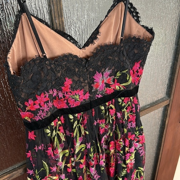 Marchesa Notte
Embroidered Lace Gown size 8 long. - Picture 11 of 14